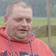 Gruby ziom zbiera złom