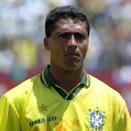Romário mete 2 e pega o avião