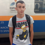 Писию сидя