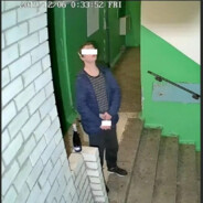 На улице холодно поэтому питерская пара развлекается в подъезде