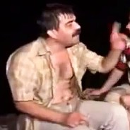 Kırmızı Şortli
